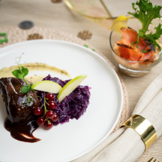 Runderwang Jus Spruitjes met Amandel Pastinaakpuree